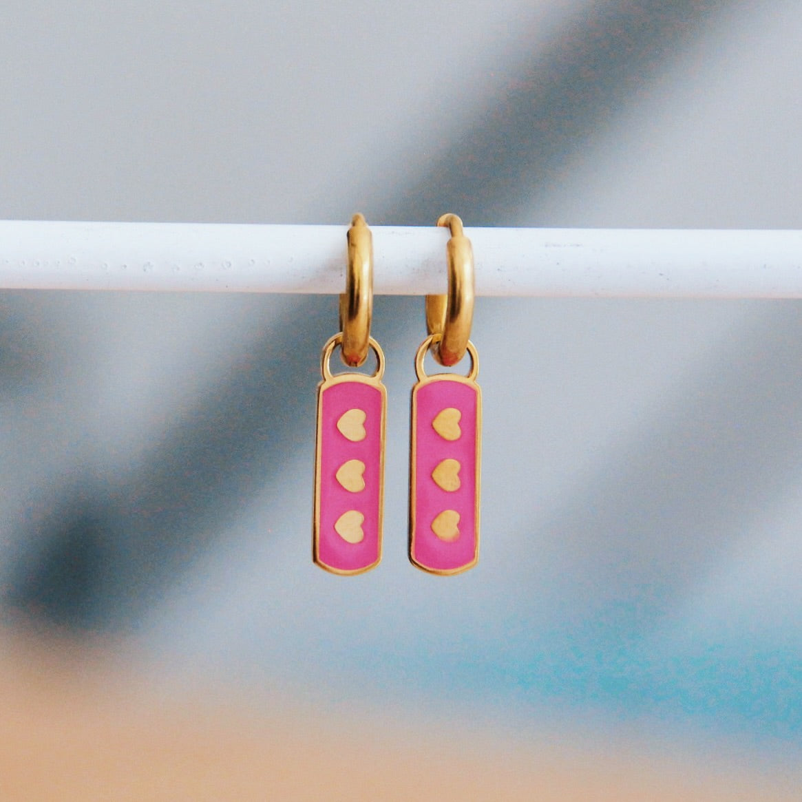 RVS oorbellen met hartje tag - roze/goud