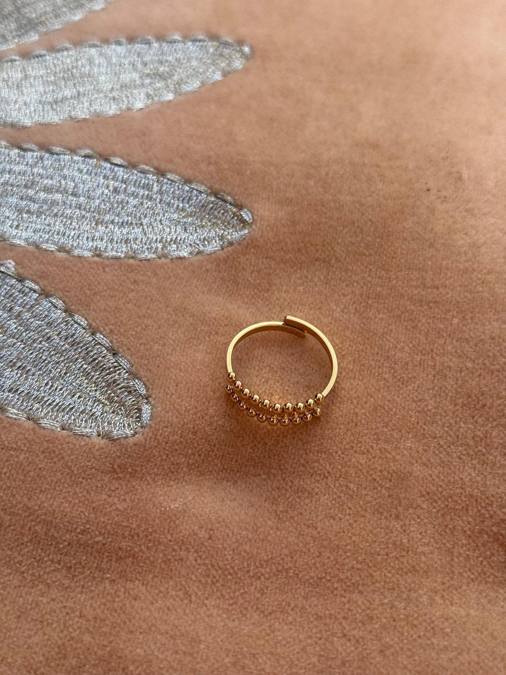 Stalen verstelbare ring met gestippelde rand - goud